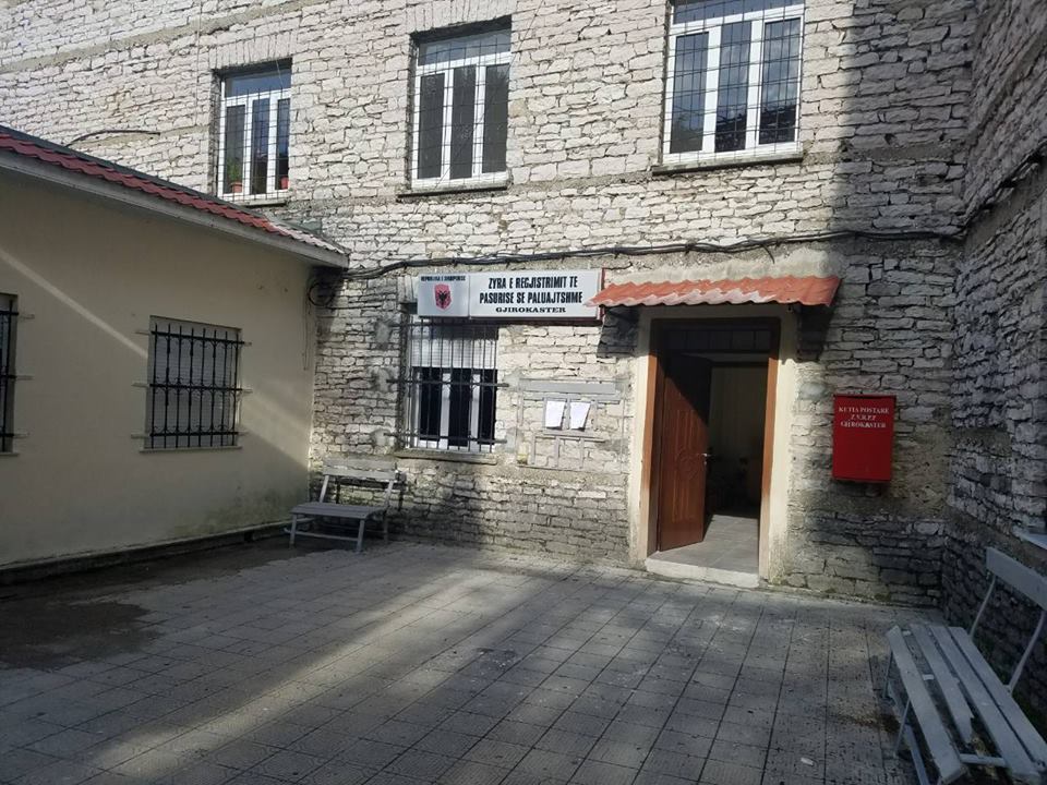 Akuzohet për falsifikim dokumentesh të disa pronave, arrestohet ish kreu i Kadastrës në Gjirokastër