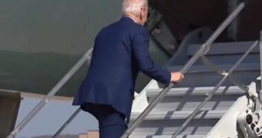 Tjetër incident, Joe Biden pengohet disa herë teksa ngjit shkallët e avionit