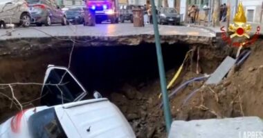 Çahet asfalti, gropa e madhe ‘përpin’ automjetin në Itali, shpëtojnë dy persona