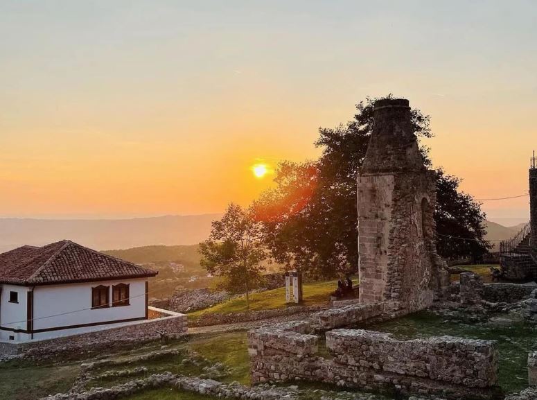 ‘National Geographic’ rikthehet në Shqipëri, rendit Krujën një ndër eksperiencat më të mira të hotelerisë