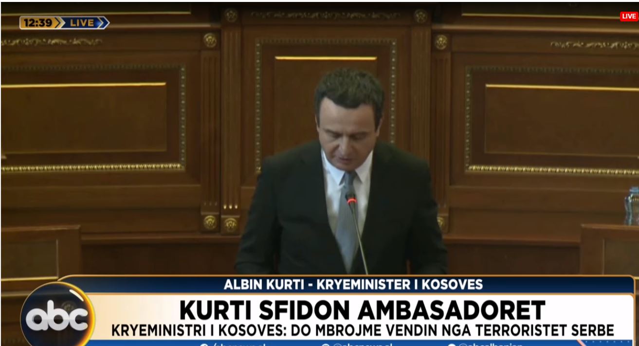 Kurti flet para kuvendit gjysmë të boshatisur: Pavarësia u shpall në Kaçanik/ Sfidon ambasadorët: Do mbrojmë vendin nga terroristët serbë