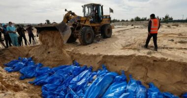 Me pranga dhe sytë e lidhur, gjendet një varr masiv me 30 kufoma në Gaza