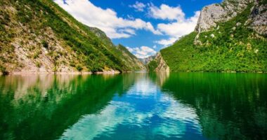 EMRI/ Gjendet një trup i pajetë në liqenin e Komanit, dyshimet e para