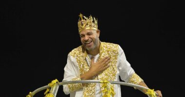 VIDEO/ Vëmendja e Brazilit tek ai, Adriano shfaqet si “Perandor” në karnavale