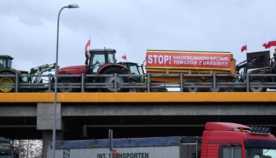 Fermerët polakë bllokojnë kufirin me Ukrainën për shkak të mospajtimeve për grurin