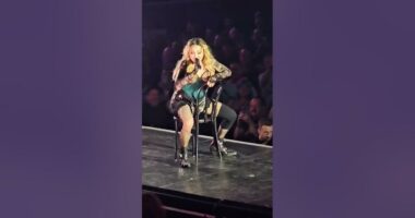 VIDEO/ Madonnës i ndodh incidenti i vështirë në skenë, bie nga karrigia teksa këndonte