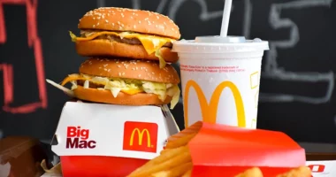Prej 36 vitesh ha çdo ditë në McDonald’s, i moshuari feston 100-vjetorin te “shtëpia” e tij
