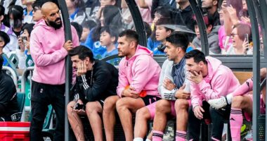 Messi n&euml; pankin&euml;, tifoz&euml;t n&euml; Hong Kong k&euml;rkojn&euml; parat&euml; e bilet&euml;s s&euml; stadiumit mbrapsht