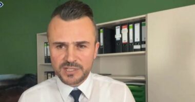 Këngëtari jep këshilla falas për emigrantët shqiptarë: Dua t’i ndihmojë, më ftojnë në shumë dasma