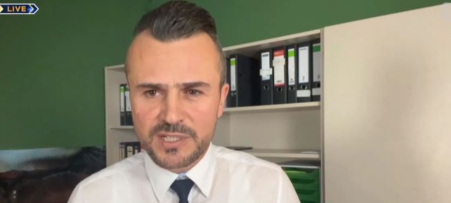 Këngëtari jep këshilla falas për emigrantët shqiptarë: Dua t’i ndihmojë, më ftojnë në shumë dasma
