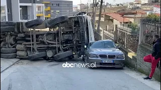VIDEO/ Aksidenti i frikshëm në Tiranë, kamioni përmbyset në rrugë, merr para disa automjete
