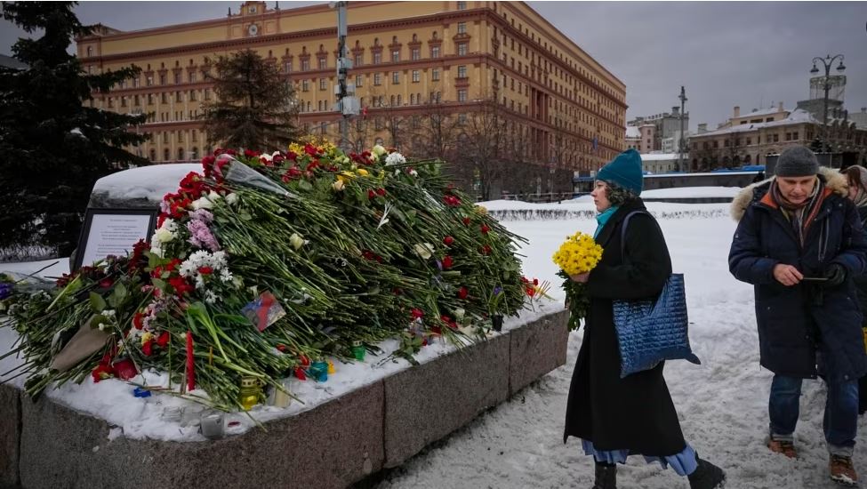 Homazhet për Alexei Navalnyn, mbi 400 të arrestuar në Rusi