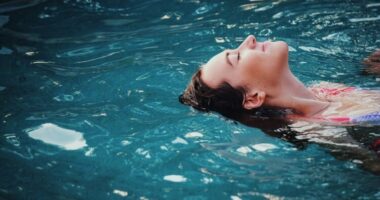 Studimi: Noti në ujë të ftohtë mund të zvogëlojë simptomat e menopauzës