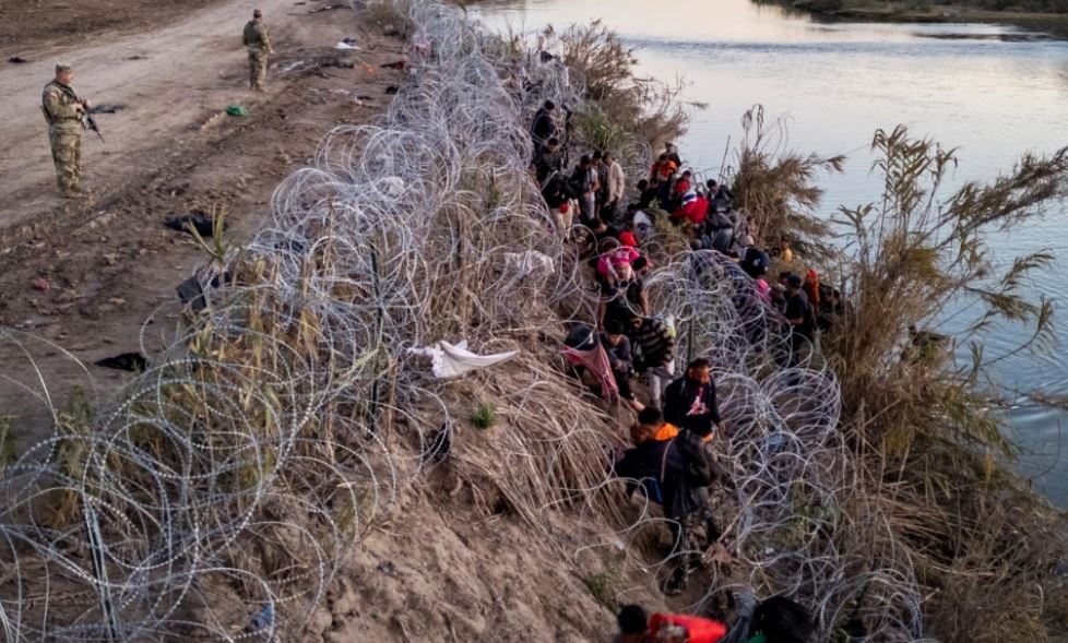 Emigracioni i paligjshëm, Teksas po ndërton një bazë ushtarake në kufi me Meksikën