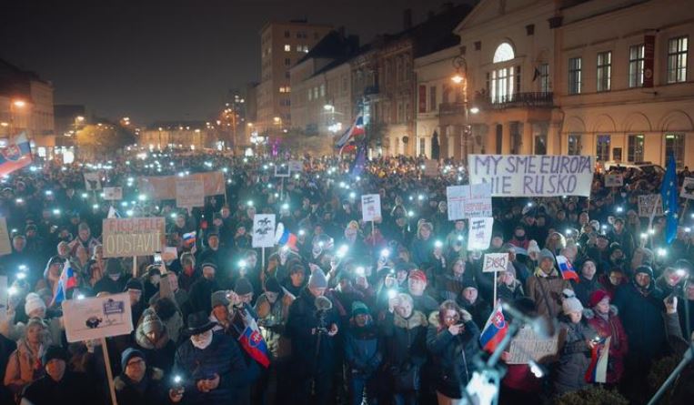 “Fico, shko në Rusi”, protesta masive kundër qeverisë së Sllovakisë