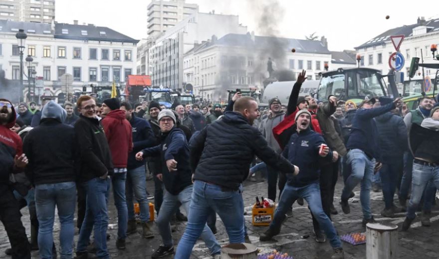 Përshkallëzohet protesta e fermerëve, kaos dhe përleshje përpara Parlamentit Europian