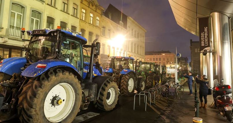 Fermerët “rrethojnë” Parlamentin Europian me traktorë