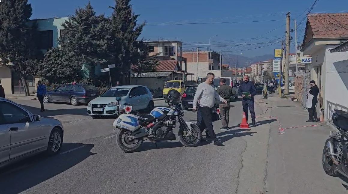 Aksident në Pogradec/ Plagoset drejtuesi i mjetit, transportohet me urgjencë në spital