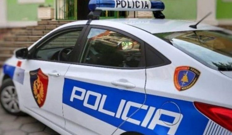 Kontrabandonte veshje me të atin dhe u stamponte logo false, arrestohet 29 vjeçari në Tiranë