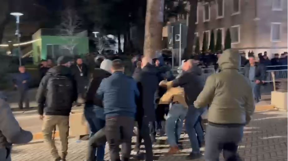 Protesta e opozitës/ Hodhën molotov drejt kryeministrisë, shoqërohen dy persona në polici