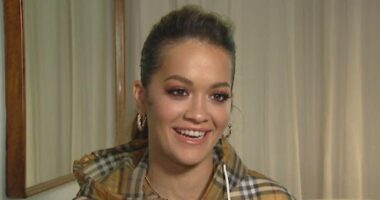 “Tani jam mësuar”, Rita Ora zbulon çfarë bën kur përjeton atak paniku