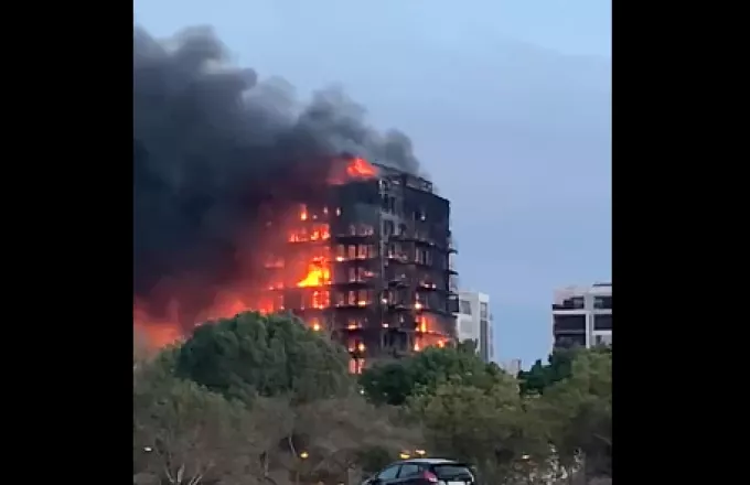 VIDEO/ Zjarr i madh në kompleksin rezidencial 14-katësh në Valencia