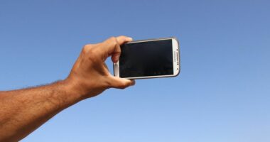 Studimi: Më shumë njerëz vdesin duke bërë “selfie” sesa nga peshkaqenët