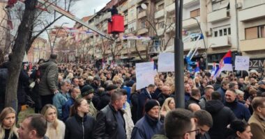 Serbët në Mitrovicë të Veriut protestojnë kundër ndalimit të dinarit