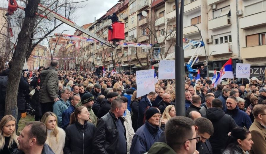 Serbët në Mitrovicë të Veriut protestojnë kundër ndalimit të dinarit