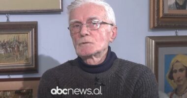 Piktori Shoshi tregon ankthin e përjetuar kur vizatoi Enver Hoxhën: Më dolën puçrra nga sikleti