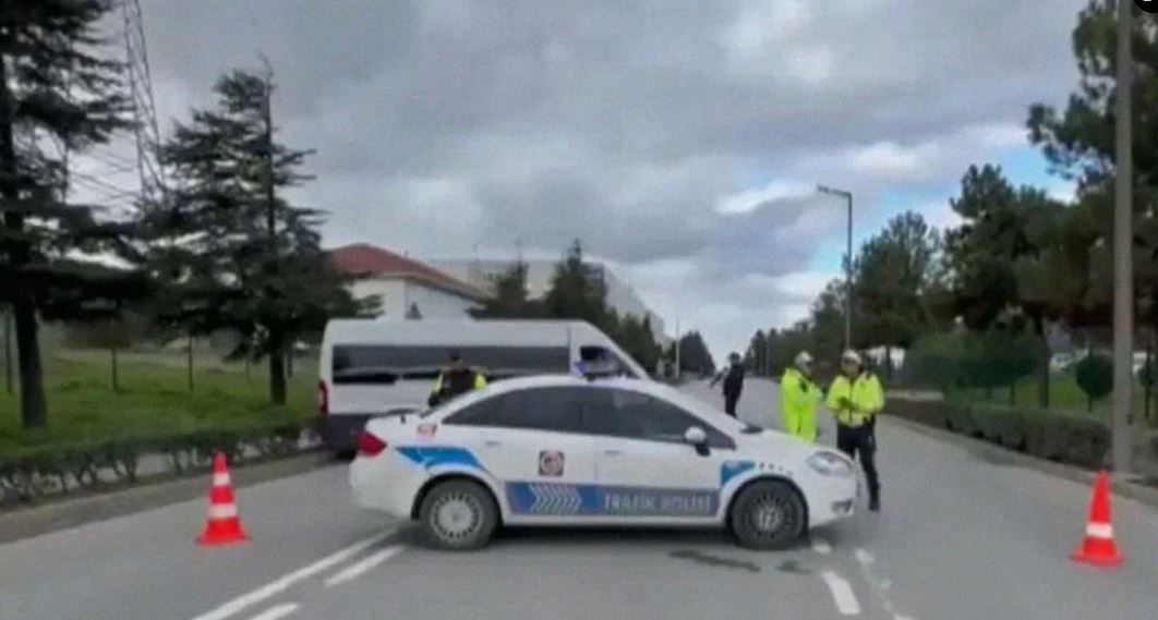 Stamboll, një person i armatosur mban peng 7 punonjës në një fabrikë