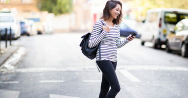 Studimi: Përdorimi i telefonit gjatë ecjes mund të shkaktojë osteoartrit me kalimin e viteve