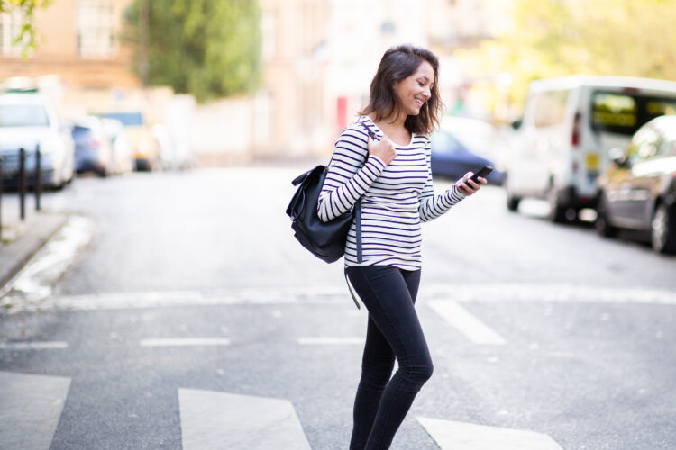 Studimi: Përdorimi i telefonit gjatë ecjes mund të shkaktojë osteoartrit me kalimin e viteve