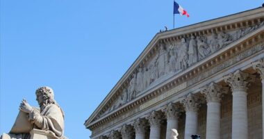 Opozita n&euml; Franc&euml; k&euml;rkon q&euml; vendi t&euml; mos i shes&euml; arm&euml; Izraelit