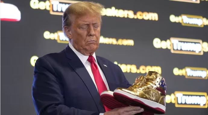 Një ditë pasi u gjobit me 356 milionë dollarë për mashtrim, Donald Trump prezanton linjën e atleteve