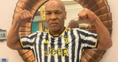 “Stërvitja do të bëhet shumë e ashpër”, Tyson pozon për herë të parë me një fanellë futbolli