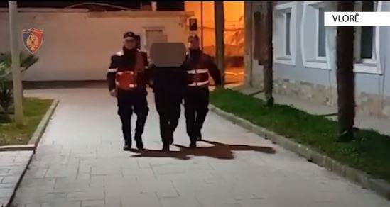 Parandalohet krimi brenda familjes në Vlorë/ 46-vjeçari kanos me armë gruan dhe dy vajzat, arrestohet nga policia