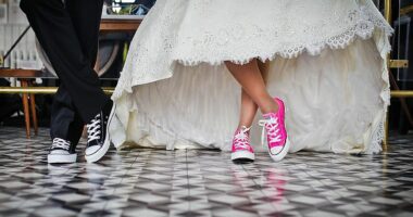 Një qytet kinez po shpërndan bileta lotarie për të sapomartuarit, kjo është arsyeja