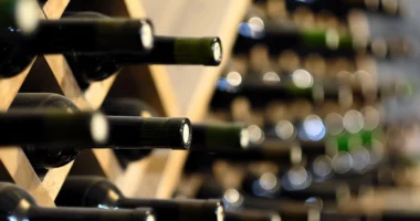 Punëtori bën “kërdinë” në Francë, vjedh nga bodrumoi verëra me vlerë gjysmë milioni euro