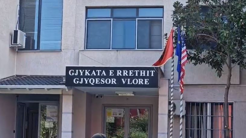 Iu gjet depo armësh në dyqan, lihet në burg 31-vjeçari në Vlorë