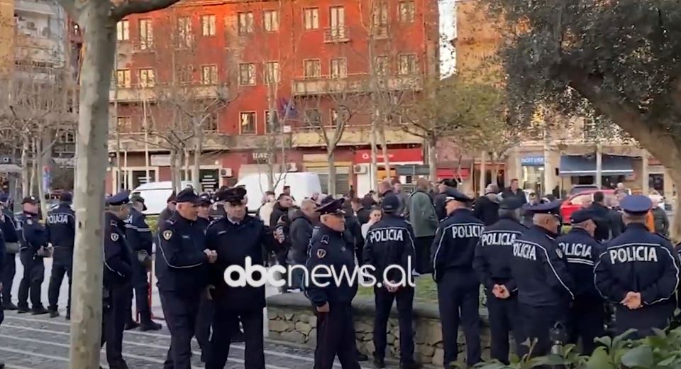 VIDEO/ Parlamenti në seancë, Foltorja në protestë, policia bën gardh Kuvendin