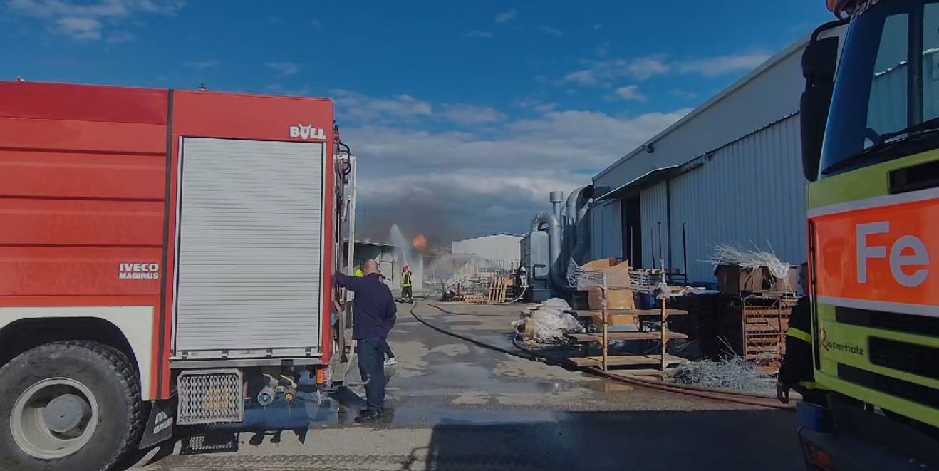 VIDEO/ Zjarr në një fabrikë në Durrës, 4 zjarrfikëse në vendngjarje