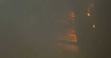 VIDEO/ Përfshihet nga flakët pylli i Sodës në Vlorë, zjarrfikëset në vendngjarje