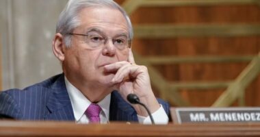 Senatori amerikan akuzohet për shpërdorim detyre dhe ryshfet