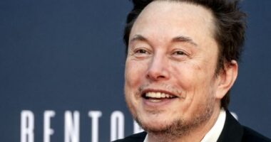 Elon Musk ‘bie nga froni’, Jeff Bezos njeriu më i pasur në botë