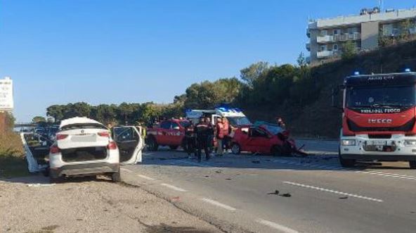 Aksident tragjik në Itali/ Makinat përplasen ‘kokë më kokë, tre të vdekur dhe 3 të plagosur