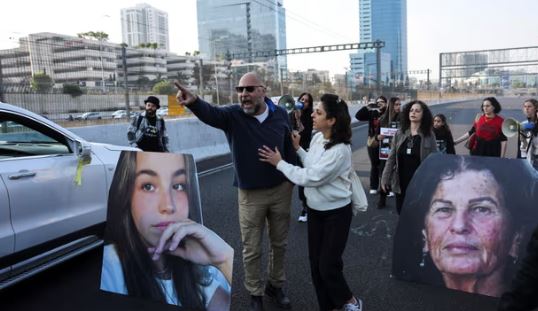 Protesta në Izrael, të afërmit e pengjeve bllokojnë autostradën në Tel Aviv