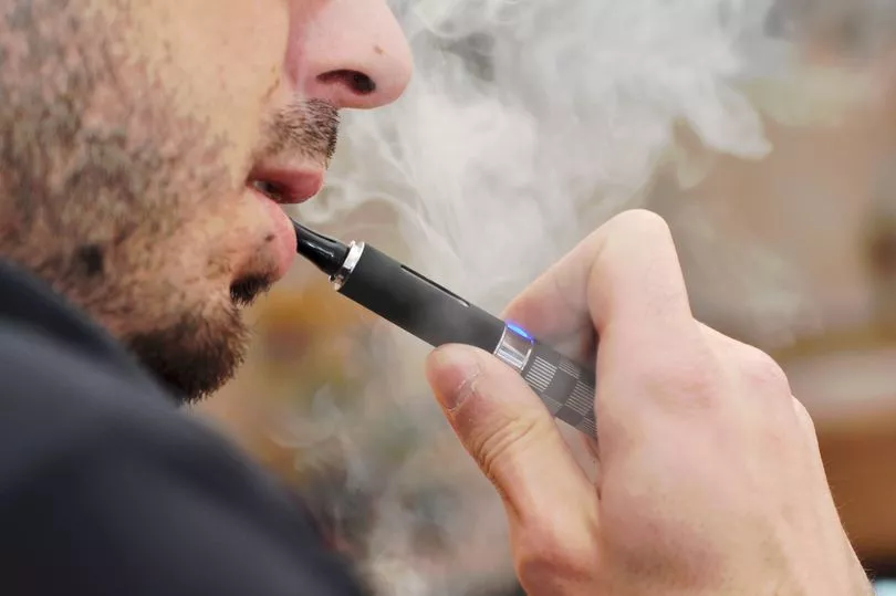 Studimi: Vapers, rrezik për kancer. Shkaktojnë dëmtime të ngjashme në ADN si duhani