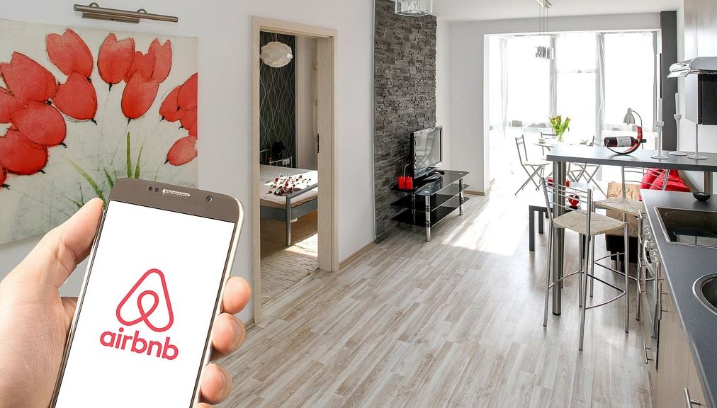 “Airbnb” ndalon përdorimin e kamerave të sigurisë në mbarë botën
