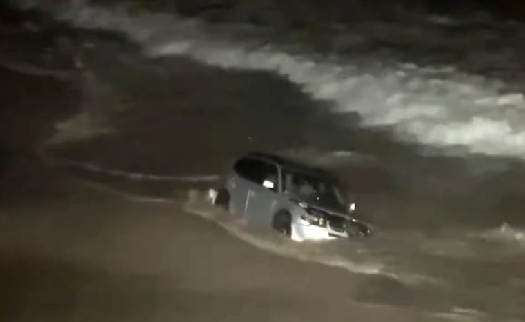 VIDEO/ Ndiqej nga policia, gruaja përfundon në det me gjithë makinë